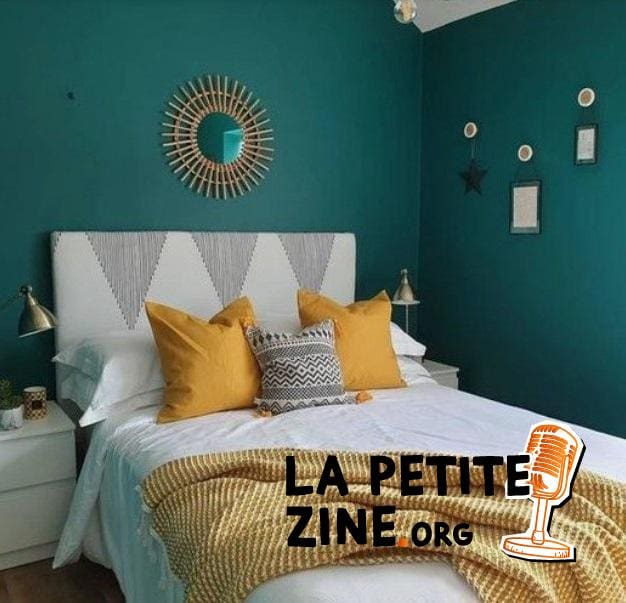 Chambre décorée en bleu canard avec un plaid Ormhassel IKEA
