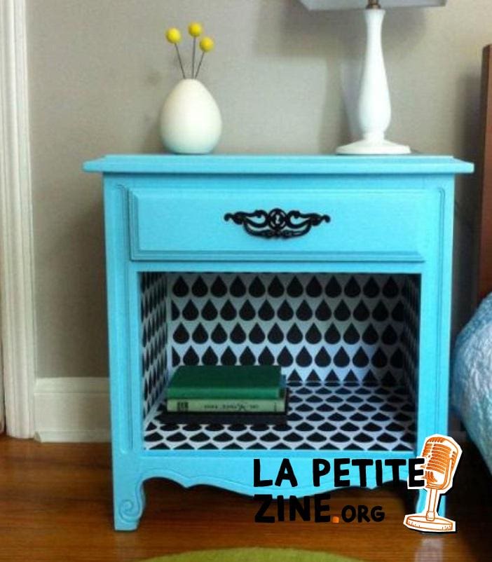 Relooking D'une Table De Chevet Avec Du Papier Peint Et De La Peinture 
