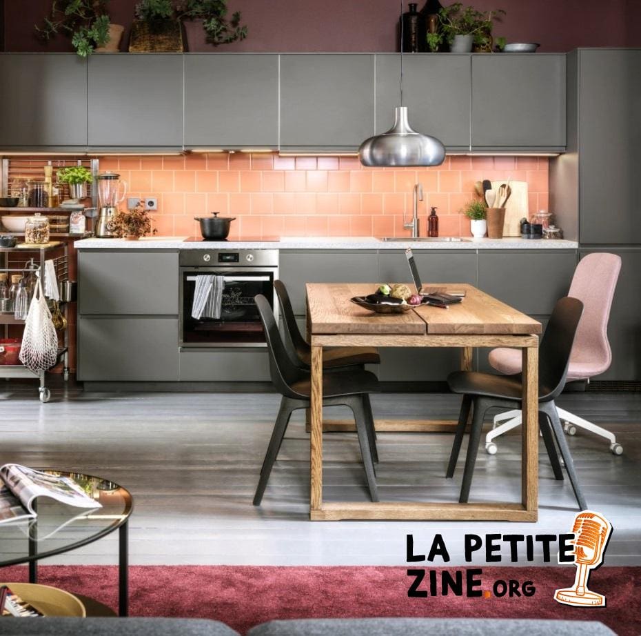 Cuisine élégante En Gris Avec Une Crédence Colorée