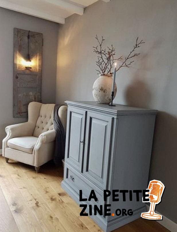 Meuble En Bois Entièrement Repeint