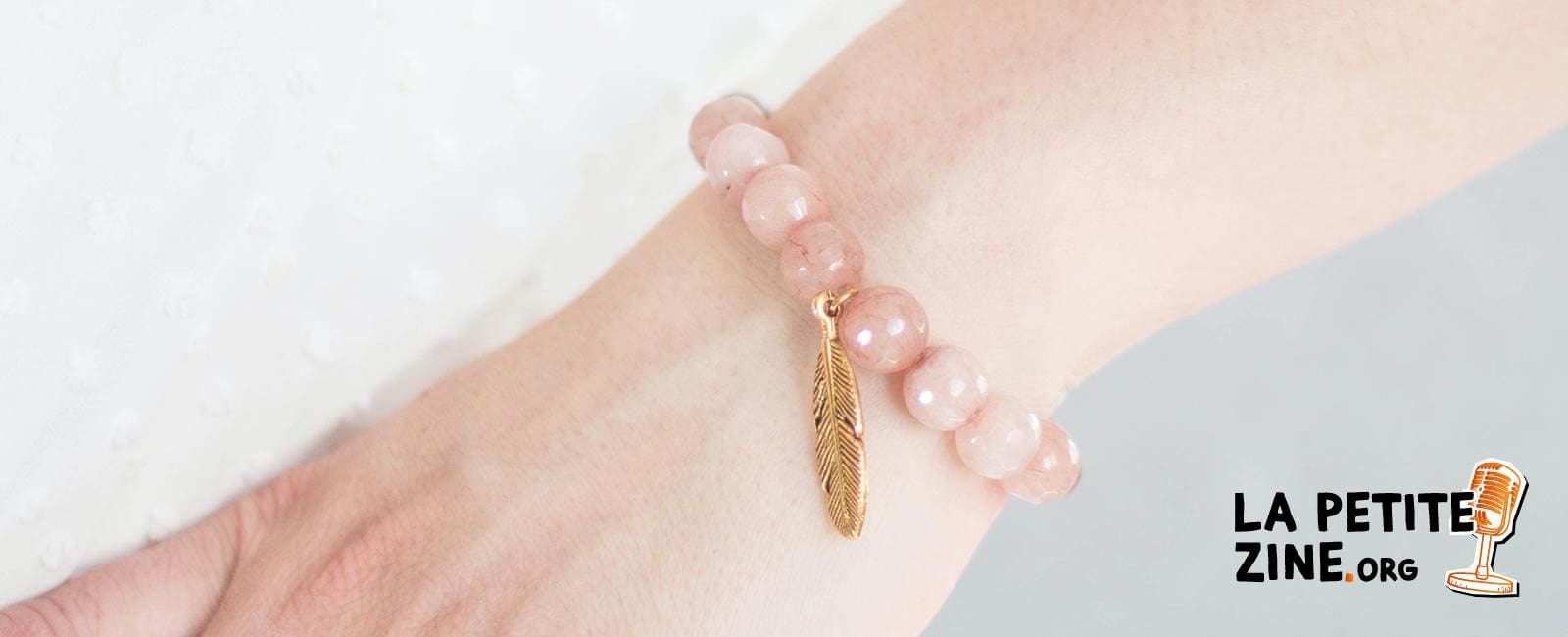 femme qui porte un bracelet ebn pierre
