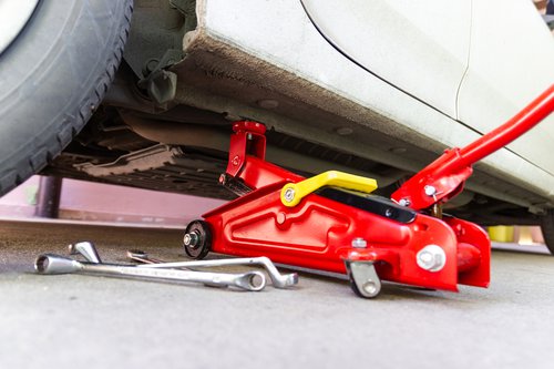 mettre la voiture sur chandelles