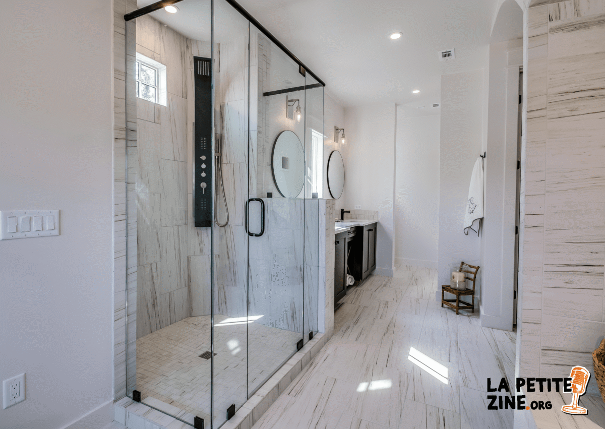 Aménagement salle de bains petite surface : idées et conseils pour optimiser l’espace