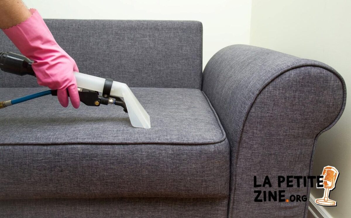 Comment nettoyer son canapé avec une shampouineuse ?