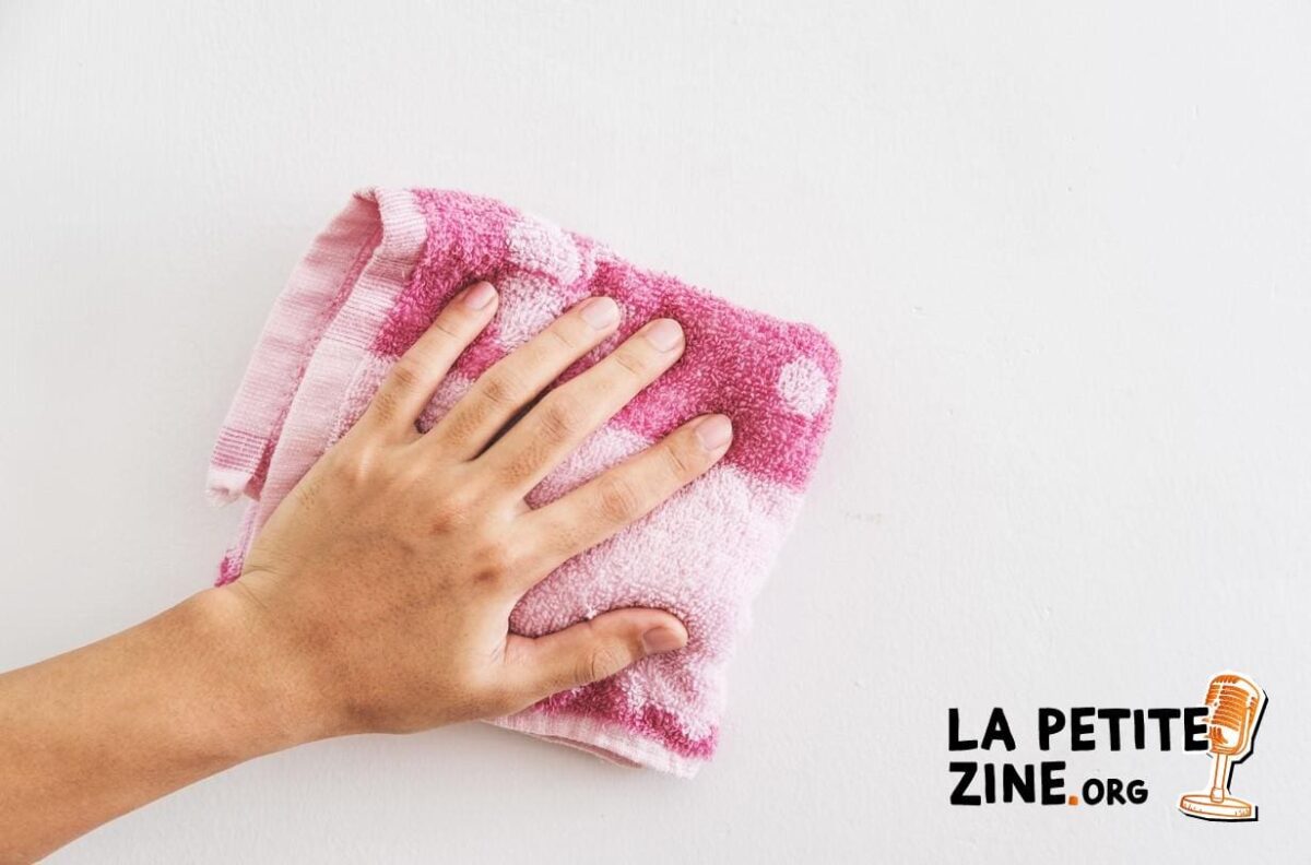 Comment nettoyer les murs jaunes derrière les meubles ?