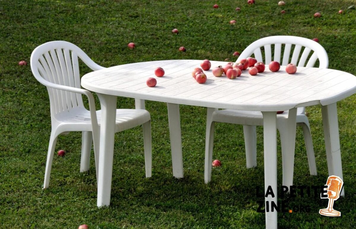 Table de jardin vieillissante en plastique : comment la rénover ?